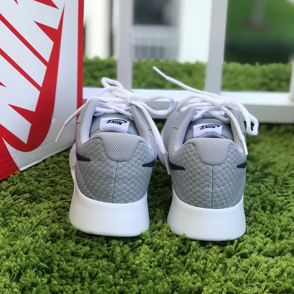 NWT Nike Tanjun Wolf Grey WMNS - Picture 4 of 7